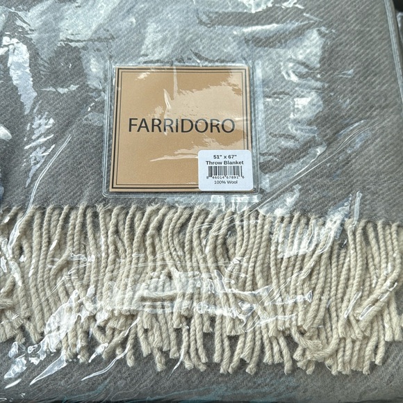 Wool Throw Blanket 51”x67” Farridoro New - Picture 1 of 6